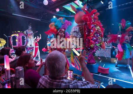 Darsteller bei einer Show im Robot Restaurant in Tokio, Japan Stockfoto