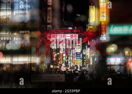 Der Eingang zum Kabukichō, dem Unterhaltungs- und Rotlichtviertel, in Shinjuku, Tokio, Japan Stockfoto