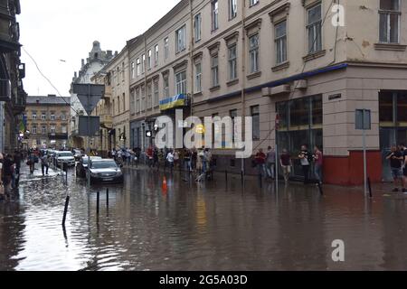 Lviv, Ukraine. Juni 2021. Die Sichovykh Striltsiv Straße gesehen überflutet nach einem starken Sturm in der Stadt. (Foto von Pavlo Palamarchuk/SOPA Images/Sipa USA) Quelle: SIPA USA/Alamy Live News Stockfoto