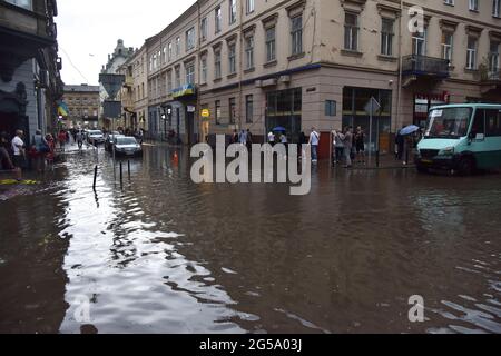 Lviv, Ukraine. Juni 2021. Die Sichovykh Striltsiv Straße gesehen überflutet nach einem starken Sturm in der Stadt. (Foto von Pavlo Palamarchuk/SOPA Images/Sipa USA) Quelle: SIPA USA/Alamy Live News Stockfoto