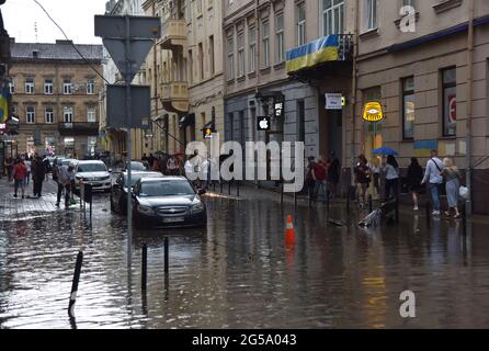 Lviv, Ukraine. Juni 2021. Die Sichovykh Striltsiv Straße gesehen überflutet nach einem starken Sturm in der Stadt. (Foto von Pavlo Palamarchuk/SOPA Images/Sipa USA) Quelle: SIPA USA/Alamy Live News Stockfoto