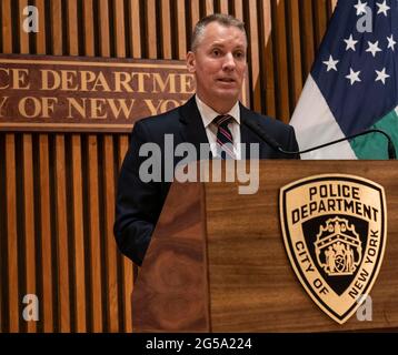 New York, USA. Juni 2021. Polizeikommissar Dermot Shea spricht beim NYPD-Briefing über die Festnahme bei gewaltsamen Schüssen in der Bronx am 25. Juni 2021 auf dem One Police Plaza in New York. Der polizeikommissar wurde von dem Chef der Detektive James Essig und dem Bezirksanwalt von Bronx, Darcel Clark, begleitet. Sie informierte die Presse über die Verhaftung von Michael Lopez, Bewohner von Manhattan, der zweimal auf das Opfer schoss und knapp zwei kleine Kinder vermisste, die zu ihrer Sicherheit liefen. (Foto von Lev Radin/Sipa USA) Quelle: SIPA USA/Alamy Live News Stockfoto