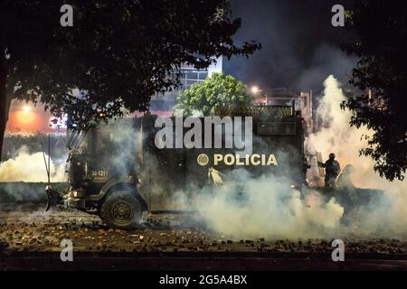 Bogota, Kolumbien. Juni 2021. Anti-Aufstandspolizei während der Konfrontation mit den Demonstranten gesehen. Die Polizeigewalt gegen Demonstranten nimmt weiter zu. Am 23. Juni brachen Massen- und lang anhaltende Proteste gegen die Tötung von zwei jungen Männern an zwei verschiedenen Orten der Hauptstadt aus. (Foto von Antonio Cascio/SOPA Images/Sipa USA) Quelle: SIPA USA/Alamy Live News Stockfoto