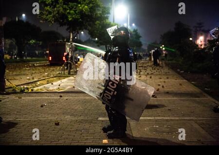 Bogota, Kolumbien. Juni 2021. Eine Anti-Unruhen-Polizei, die während der Konfrontation mit den Demonstranten gesehen wurde. Die Polizeigewalt gegen Demonstranten nimmt weiter zu. Am 23. Juni brachen Massen- und lang anhaltende Proteste gegen die Tötung von zwei jungen Männern an zwei verschiedenen Orten der Hauptstadt aus. (Foto von Antonio Cascio/SOPA Images/Sipa USA) Quelle: SIPA USA/Alamy Live News Stockfoto