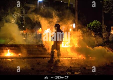 Bogota, Kolumbien. Juni 2021. Eine Anti-Unruhen-Polizei, die während der Zusammenstöße mit Demonstranten gesehen wurde. Die Polizeigewalt gegen Demonstranten nimmt weiter zu. Am 23. Juni brachen Massen- und lang anhaltende Proteste gegen die Tötung von zwei jungen Männern an zwei verschiedenen Orten der Hauptstadt aus. (Foto von Antonio Cascio/SOPA Images/Sipa USA) Quelle: SIPA USA/Alamy Live News Stockfoto