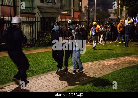 Bogota, Kolumbien. Juni 2021. Ein von der Anti-Unruhen-Polizei verletzten Protestler wird während der Demonstration zum Sanitäter gebracht. Die Polizeigewalt gegen Demonstranten nimmt weiter zu. Am 23. Juni brachen Massen- und lang anhaltende Proteste gegen die Tötung von zwei jungen Männern an zwei verschiedenen Orten der Hauptstadt aus. (Foto von Antonio Cascio/SOPA Images/Sipa USA) Quelle: SIPA USA/Alamy Live News Stockfoto