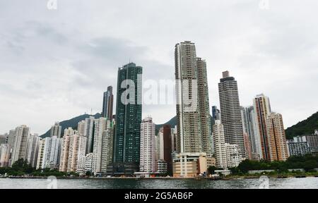 Ein Blick auf Sheung Wan vom Victoria Harbour in Hongkong. Stockfoto