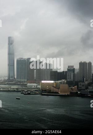 Ein Blick auf den Western Kowloon Bezirk an einem regnerischen Tag. Stockfoto