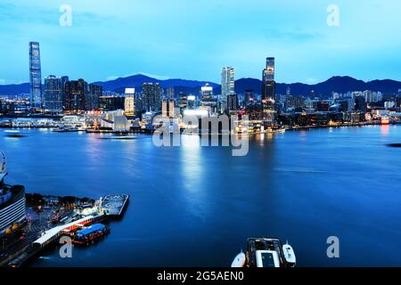 Blick auf den malerischen Hafen von Victoria und die Küste von Kowloon. Foto aus Wan Chai, Hongkong. Stockfoto