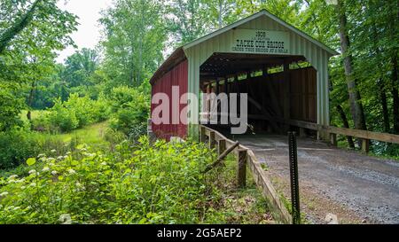 Zacke Cox überdachte Brücke, liegt nördlich von Coxville, Parke County, Indiana, und überquert Rock Run Creek. Es wurde 1908 von Joseph A. Britton, U, erbaut Stockfoto