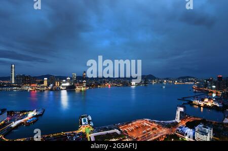 Blick auf den malerischen Hafen von Victoria und die Küste von Kowloon. Foto aus Wan Chai, Hongkong. Stockfoto