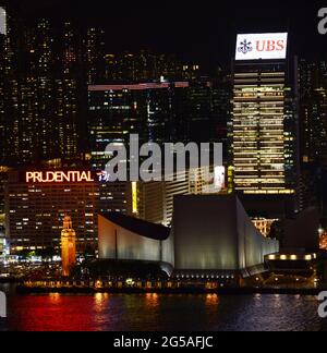 Blick auf die Uferpromenade von TST mit dem Gebäude des Kulturzentrums und dem ehemaligen Eisenbahnturmturm Kowloon-Canton. Kowloon, Hongkong. Stockfoto