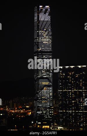 Beleuchtete ICC Tower in Hongkong. Stockfoto