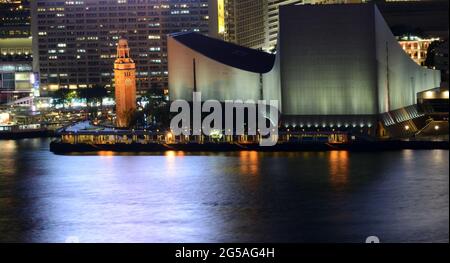 Blick auf die Uferpromenade von TST mit dem Gebäude des Kulturzentrums und dem ehemaligen Eisenbahnturmturm Kowloon-Canton. Kowloon, Hongkong. Stockfoto