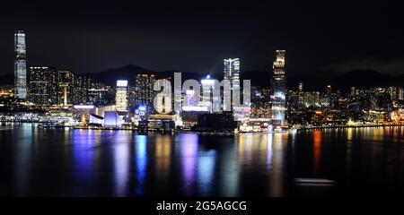 Ein Blick auf die Hafenpromenade von Kowloon, von Wan Chai, Hongkong aus gesehen. Stockfoto