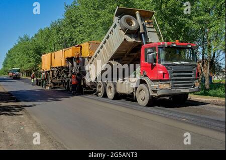 Ersatz von Asphaltbelag durch Recycling, Asphaltieren durch Heißrecycling Stockfoto