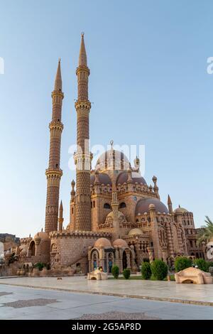 SHARM EL SHEIKH, ÄGYPTEN - 4. JUNI 2021: Al Sahaba Moschee in Sharm el Sheikh in Ägypten mit Besuchern neben ihnen. Stockfoto