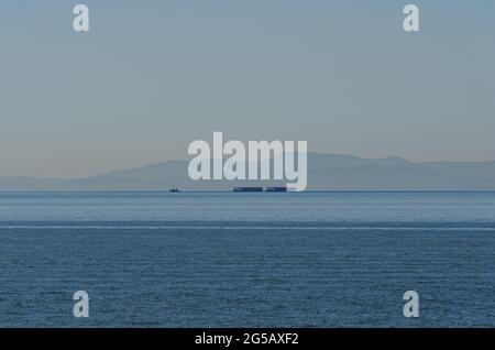 Schlepper schleppen leere Lastkähne am Horizont Stockfoto