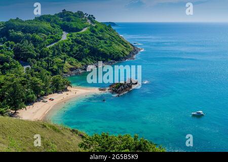 Wunderschöne Phuket Insel, die Andaman See und Yanui Strand vom Windmill View Point in der Nähe von Laem Promthep Cape, Thailand. Stockfoto