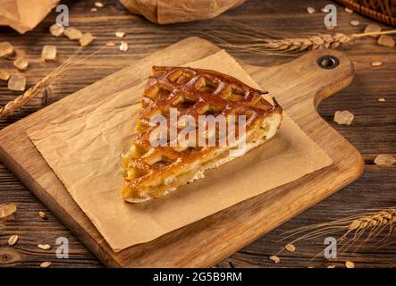 Ein Stück leckeren hausgemachten Apfelkuchen auf Holzhintergrund Stockfoto