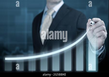 Geschäftsmann zeigt ein Diagramm für den zukünftigen Wachstumsplan des Unternehmens. Geschäftsentwicklung zum Erfolg und wachsendes Wachstum Jahr 2021 bis 2022 Konzept. Geschäftsmann POI Stockfoto