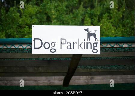 Schild mit Hundeparkzone im Shop-Parkplatz Stockfoto