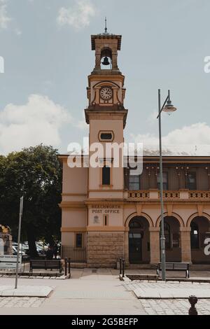 Beechworth, Victoria - 22. Dezember 2020: Das alte Postgebäude mit einem Uhrenturm an der Hauptstraße. Stockfoto