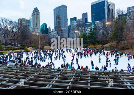 Manhattan, NY, USA - 1. Januar 2014 : Eislaufen auf der Wollman Rink im Central Park an einem frostigen Neujahrstag Stockfoto