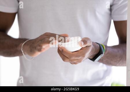 Hände von gemischtem Raced Black man in weißem T-Shirt Stockfoto