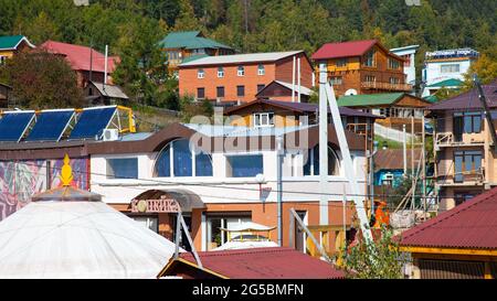 Listwjanka, Russland - 17. September 2016: Blick auf die Siedlung Listwjanka (Oblast Irkutsk), Herbst. Stockfoto