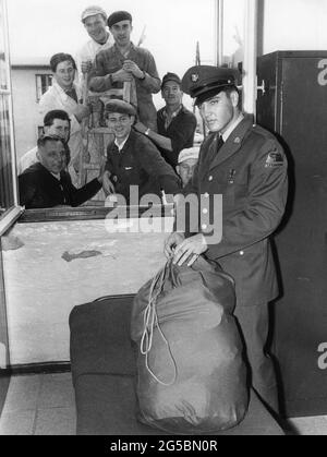 ELVIS PRESLEY in seinem Barackzimmer Unterkunft mit Arbeitern am Fenster in Friedberg bei der Ankunft in Deutschland für den Militärdienst bei der dritten amerikanischen Panzerdivision am 2. Oktober 1958 Stockfoto