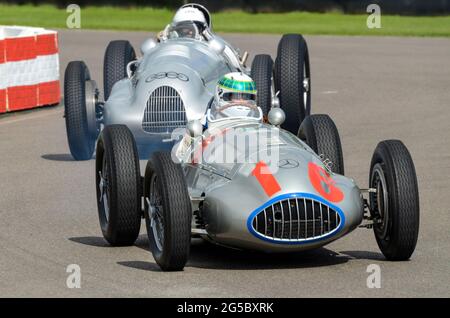 Mercedes Benz W165 klassischer Voiturette-Rennwagen, der beim Silver Arrows Event beim Goodwood Revival 2012 teilnimmt. Deutsches leichteres Auto der 1930er Jahre Stockfoto