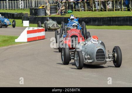 Auto Union Typ C klassischer Grand Prix Rennwagen, der am Silver Arrows Event beim Goodwood Revival 2012 teilnimmt und andere GP-Fahrzeuge der 30er Jahre anführt Stockfoto