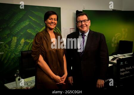 Wellington, Neuseeland. Juni 2021. (210626) -- WELLINGTON, 26. Juni 2021 (Xinhua) -- der neuseeländische Finanzminister und stellvertretende Premierminister Grant Robertson (R) und Rachel Taulelei, 2021 Vorsitzende des APEC Business Advisory Council (ABAC), posieren für ein Foto während des Informellen Treffens der Finanzminister in Wellington, Neuseeland, am 25. Juni 2021. Finanzminister und Wirtschaftsführer der 21 APEC-Mitgliedsländer kamen am Freitag virtuell zusammen, um die laufenden Reaktionen für Unternehmen, insbesondere Kleinst-, Klein- und Mittelbetriebe, während der Pandemie sowie die Politik zu diskutieren Stockfoto