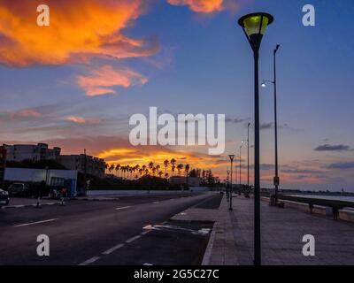 Atardecer en la playa en Agadir, Marruecos Stockfoto