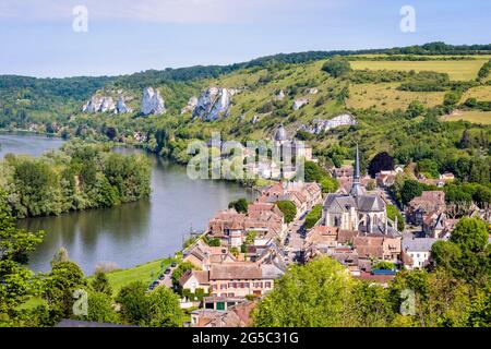 Luftaufnahme der Stadt Les Andelys am Ufer der seine von der mittelalterlichen Burg Château-Gaillard aus gesehen. Stockfoto