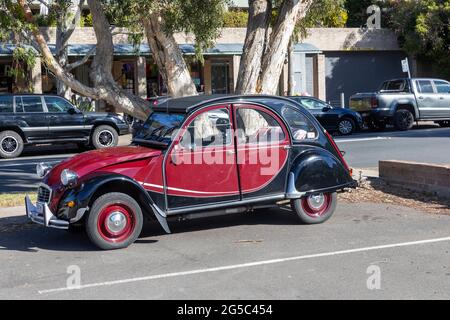 Klassisches französisches Fahrzeug für den Motorwagen „CDOen 2CV“, das in Sydney, Australien, in einer zweifarbigen Kombination geparkt ist Stockfoto