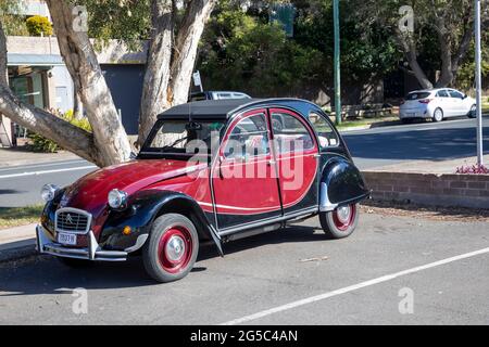 Klassischer französischer Citreon 2CV-Motorwagen, der in Sydney, Australien, in einer zweifarbigen Kombination geparkt ist Stockfoto