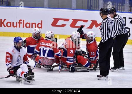 Ostrava, Tschechische Republik. Juni 2021. Michal Geier (CZE), links, wird während der para-Eishockey-Weltmeisterschaft auf dem 5. Platz zwischen Norwegen und Tschechien am 25. Juni 2021 in Ostrava, Tschechien, gesehen. Kredit: Jaroslav Ozana/CTK Foto/Alamy Live Nachrichten Stockfoto