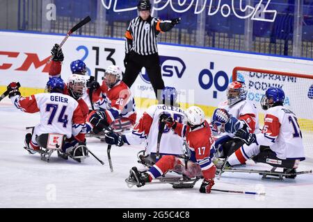 Ostrava, Tschechische Republik. Juni 2021. Norwegische Spieler feiern ein Tor während der World para Ice Hockey Championships 5. Platz Spiel Norwegen gegen Tschechien in Ostrava, Tschechische Republik, am 25. Juni 2021. Kredit: Jaroslav Ozana/CTK Foto/Alamy Live Nachrichten Stockfoto