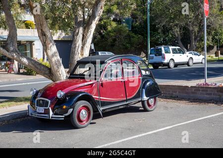 Klassisches französisches Fahrzeug für den Motorwagen „CDOen 2CV“, das in Sydney, Australien, in einer zweifarbigen Kombination geparkt ist Stockfoto