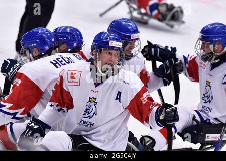 Ostrava, Tschechische Republik. Juni 2021. Radek Zelinka (CZE), Mitte, feiert das 2. Tor während der World para Ice Hockey Championships 5. Platz Spiel Norwegen gegen Tschechien in Ostrava, Tschechische Republik, am 25. Juni 2021. Kredit: Jaroslav Ozana/CTK Foto/Alamy Live Nachrichten Stockfoto