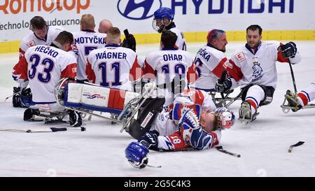 Ostrava, Tschechische Republik. Juni 2021. Die tschechischen Spieler feiern den Sieg nach der para-Eishockey-Weltmeisterschaft 5. Platz Spiel Norwegen gegen Tschechien in Ostrava, Tschechische Republik, am 25. Juni 2021. Kredit: Jaroslav Ozana/CTK Foto/Alamy Live Nachrichten Stockfoto