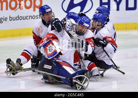 Ostrava, Tschechische Republik. Juni 2021. Die tschechischen Spieler feiern den Sieg nach der para-Eishockey-Weltmeisterschaft 5. Platz Spiel Norwegen gegen Tschechien in Ostrava, Tschechische Republik, am 25. Juni 2021. Kredit: Jaroslav Ozana/CTK Foto/Alamy Live Nachrichten Stockfoto