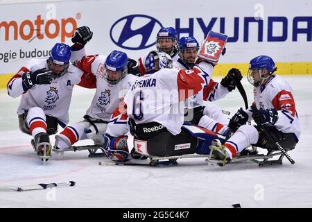 Ostrava, Tschechische Republik. Juni 2021. Die tschechischen Spieler feiern den Sieg nach der para-Eishockey-Weltmeisterschaft 5. Platz Spiel Norwegen gegen Tschechien in Ostrava, Tschechische Republik, am 25. Juni 2021. Kredit: Jaroslav Ozana/CTK Foto/Alamy Live Nachrichten Stockfoto