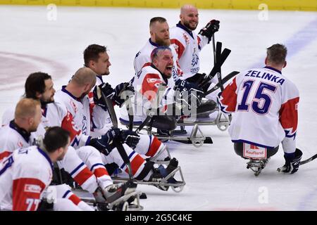 Ostrava, Tschechische Republik. Juni 2021. Bester Spieler Radek Zelinka (CZE), rechts, ist nach dem 5. Platz-Spiel der para-Eishockey-Weltmeisterschaft Norwegen gegen Tschechien in Ostrava, Tschechien, am 25. Juni 2021 zu sehen. Kredit: Jaroslav Ozana/CTK Foto/Alamy Live Nachrichten Stockfoto