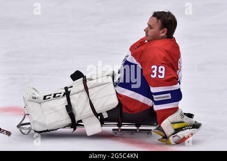 Ostrava, Tschechische Republik. Juni 2021. Johan Groenlee (NOR) wird nach dem 5. Platz-Spiel der para-Eishockey-Weltmeisterschaft Norwegen gegen Tschechien in Ostrava, Tschechien, am 25. Juni 2021 gesehen. Kredit: Jaroslav Ozana/CTK Foto/Alamy Live Nachrichten Stockfoto