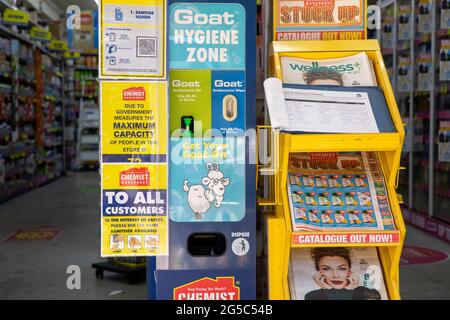 Sydney Apotheke Apotheke mit Schilder, die Kunden von maximaler Lagerkapazität und Notwendigkeit für soziale Distanzierung während covid beraten 19, Pandemie, Australien Stockfoto