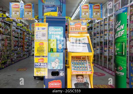 Sydney Apotheke Apotheke mit Schilder, die Kunden von maximaler Lagerkapazität und Notwendigkeit für soziale Distanzierung während covid beraten 19, Pandemie, Australien Stockfoto