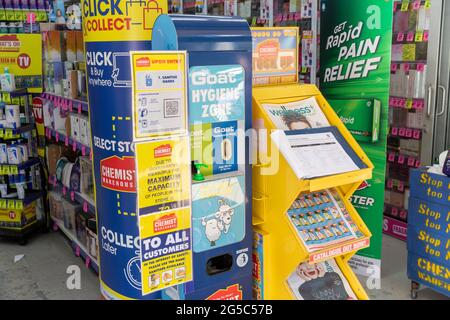 Sydney Apotheke Apotheke mit Schilder, die Kunden von maximaler Lagerkapazität und Notwendigkeit für soziale Distanzierung während covid beraten 19, Pandemie, Australien Stockfoto